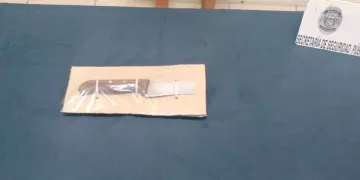 Joven lesiona con un cuchillo a los agentes en una detención
