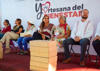 Entregan en Bacalar insumos para el bordado de huipil y urdido de hamacas