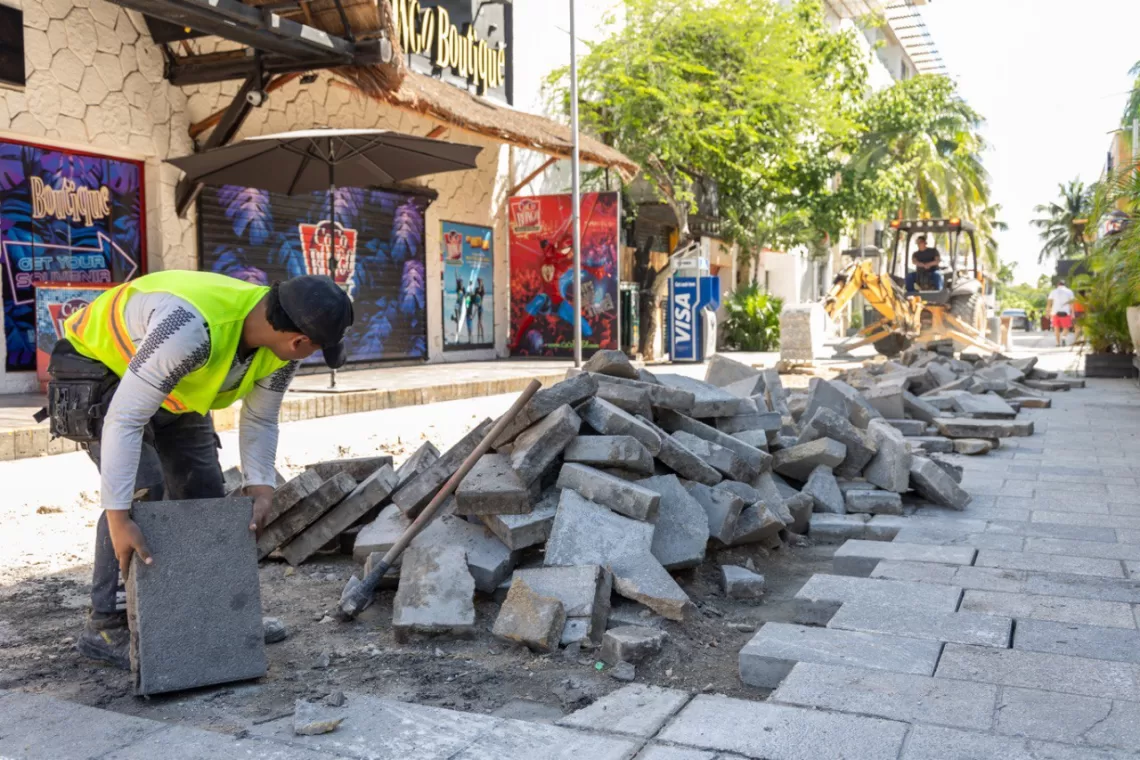 Inicia reparación de calles transversales de la 5ta Avenida en Playa del Carmen