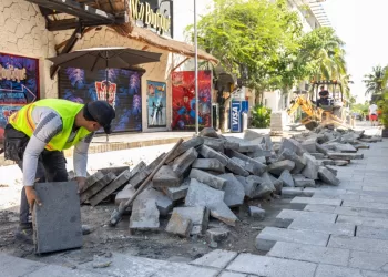 Inicia reparación de calles transversales de la 5ta Avenida en Playa del Carmen