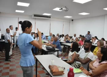 DIFÍCIL INCLUSIÓN DE PERSONAS CON DISCAPACIDAD AUDITIVA   Cancún, 27 de noviembre (Gilda Piña) En el Día Nacional del Sordo, que se conmemora este 28 de noviembre, se realizará una marcha denominada "Unamos nuestras manos", en la que participa la comunidad sordomuda, maestros y familiares, para crear conciencia de que el lenguaje de señas es un puente para la inclusión de personas con discapacidad auditiva, que muchas veces son discriminadas y vulneradas en el campo laboral.  Al desfile para conmemorar esta fecha se suman una serie de eventos, desde las 10:00 de la mañana, un foro y la presentación de experiencias de vida en el Centro de Atención Múltiple, (CAM), Eduard Huet. En Quintana Roo hay con 12 mil 878 habitantes con sordera, de acuerdo a cifras del Instituto Nacional de Estadística y Geografía (INEGI), es por ello la importancia de proyectos que se realicen a favor de personas con capacidades diferentes. Dentro de la localidad, Expande tu Conciencia Inclusiva y Comunicando Manos , son asociaciones civiles que promueven el lenguaje de señas con el fin de ser un puente para la inclusión de estas personas que al requerir un trabajo muchas veces son discriminadas, En el Día Nacional del Sordo que se conmemora este 28 de noviembre, Jaquelin Martínez una de las socias fundadoras de Expande tu Conciencia Inclusiva, explicó que el primer paso para avanzar en este rubro es descartar términos incorrectos como lo son "sordito", "mudito", "sordomudo". "Muchas veces las personas sordas son discriminadas y vulneradas, debido a que el principal obstáculo que enfrentan las personas con esta discapacidad es en la comunicación, lo que afecta su vida social, personal y académica, por lo que la lengua de señas se ha vuelto patrimonio lingüístico de la nación", destacó la entrevistada.  En este aspecto dijo que no es lenguaje de señas, ni lenguaje de sordomudos, el término correcto que se le da a la comunicación es lengua de señas mexicanas, LSM. Destacó que el organismo lleva trabajando en este tema 25 años en diferentes partes de la República Mexicana y seis en Cancún y busca incluir a las personas en la sociedad. "Muchas veces es muy difícil que las empresas los integren, ya que tienen miedo a no encontrar la forma de comunicarse con ellos, o en otras ocasiones, los hacen firmar documentos que no entienden y ahí es cuando suceden muchas injusticias". Indicó que en el caso de las personas sordas, esta es una discapacidad invisible, que no puede distinguirse a simple vista, como en el caso de una persona en silla de ruedas, por lo que se requiere mucho trabajo en contra de la discriminación y a fin de que las empresas sean más inclusivas.  El Día Nacional de las Personas Sordas que se conmemora en México busca que las personas sordas hagan visible su realidad ante el mundo y ejerzan sus derechos de accesibilidad en la información, derechos educativos y laborales entre otros. En México, las cifras más recientes del INEGI destacan que en México hay un millón 350 mil 802 personas con sordera, de las cuales 710 mil 405 son hombre y 640 mil 397 mujeres. En Quintana Roo, con 12 mil 878 habitantes con sordera, de los cuales 7,070 son hombres y 5,080 son mujeres.