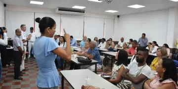 DIFÍCIL INCLUSIÓN DE PERSONAS CON DISCAPACIDAD AUDITIVA   Cancún, 27 de noviembre (Gilda Piña) En el Día Nacional del Sordo, que se conmemora este 28 de noviembre, se realizará una marcha denominada "Unamos nuestras manos", en la que participa la comunidad sordomuda, maestros y familiares, para crear conciencia de que el lenguaje de señas es un puente para la inclusión de personas con discapacidad auditiva, que muchas veces son discriminadas y vulneradas en el campo laboral.  Al desfile para conmemorar esta fecha se suman una serie de eventos, desde las 10:00 de la mañana, un foro y la presentación de experiencias de vida en el Centro de Atención Múltiple, (CAM), Eduard Huet. En Quintana Roo hay con 12 mil 878 habitantes con sordera, de acuerdo a cifras del Instituto Nacional de Estadística y Geografía (INEGI), es por ello la importancia de proyectos que se realicen a favor de personas con capacidades diferentes. Dentro de la localidad, Expande tu Conciencia Inclusiva y Comunicando Manos , son asociaciones civiles que promueven el lenguaje de señas con el fin de ser un puente para la inclusión de estas personas que al requerir un trabajo muchas veces son discriminadas, En el Día Nacional del Sordo que se conmemora este 28 de noviembre, Jaquelin Martínez una de las socias fundadoras de Expande tu Conciencia Inclusiva, explicó que el primer paso para avanzar en este rubro es descartar términos incorrectos como lo son "sordito", "mudito", "sordomudo". "Muchas veces las personas sordas son discriminadas y vulneradas, debido a que el principal obstáculo que enfrentan las personas con esta discapacidad es en la comunicación, lo que afecta su vida social, personal y académica, por lo que la lengua de señas se ha vuelto patrimonio lingüístico de la nación", destacó la entrevistada.  En este aspecto dijo que no es lenguaje de señas, ni lenguaje de sordomudos, el término correcto que se le da a la comunicación es lengua de señas mexicanas, LSM. Destacó que el organismo lleva trabajando en este tema 25 años en diferentes partes de la República Mexicana y seis en Cancún y busca incluir a las personas en la sociedad. "Muchas veces es muy difícil que las empresas los integren, ya que tienen miedo a no encontrar la forma de comunicarse con ellos, o en otras ocasiones, los hacen firmar documentos que no entienden y ahí es cuando suceden muchas injusticias". Indicó que en el caso de las personas sordas, esta es una discapacidad invisible, que no puede distinguirse a simple vista, como en el caso de una persona en silla de ruedas, por lo que se requiere mucho trabajo en contra de la discriminación y a fin de que las empresas sean más inclusivas.  El Día Nacional de las Personas Sordas que se conmemora en México busca que las personas sordas hagan visible su realidad ante el mundo y ejerzan sus derechos de accesibilidad en la información, derechos educativos y laborales entre otros. En México, las cifras más recientes del INEGI destacan que en México hay un millón 350 mil 802 personas con sordera, de las cuales 710 mil 405 son hombre y 640 mil 397 mujeres. En Quintana Roo, con 12 mil 878 habitantes con sordera, de los cuales 7,070 son hombres y 5,080 son mujeres.