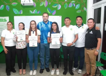 Jóvenes estudiantes escuchan historias de éxito en el deporte y la vida con Jimena, Carlota y Azul