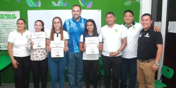 Jóvenes estudiantes escuchan historias de éxito en el deporte y la vida con Jimena, Carlota y Azul