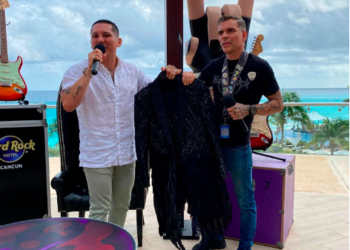Edwin Luna, de la Trakalosa de Monterrey entrega prenda a cadena Hard Rock Hotels