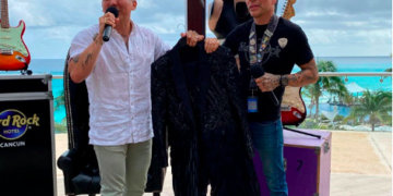 Edwin Luna, de la Trakalosa de Monterrey entrega prenda a cadena Hard Rock Hotels