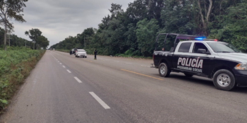 Hallan cuerpo embolsado y con amenazas en la carretera Felipe Carrillo Puerto-Tulum