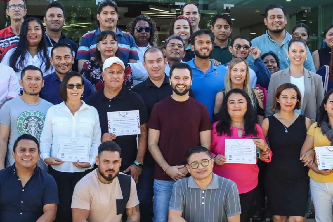 Entrega Eric Arcila diplomas a entrenadores y representantes de asociación de Quintana Roo