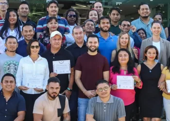 Entrega Eric Arcila diplomas a entrenadores y representantes de asociación de Quintana Roo