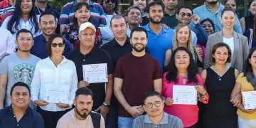 Entrega Eric Arcila diplomas a entrenadores y representantes de asociación de Quintana Roo