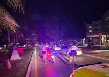 Fallece motociclista al estamparse con una grúa en Bulevar Kukulcán