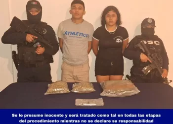 Jóvenes de 19 años sorprendidos intercambiando drogas en Playa del Carmen
