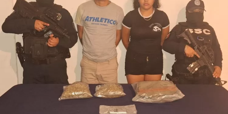Jóvenes de 19 años sorprendidos intercambiando drogas en Playa del Carmen