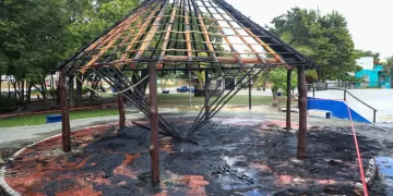 Descuido provoca incendio en palapa de un parque
