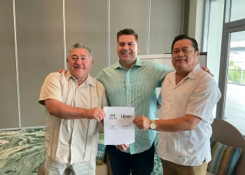 Sindicato de taxistas firma histórico acuerdo con Uber para beneficio de la familia taxista