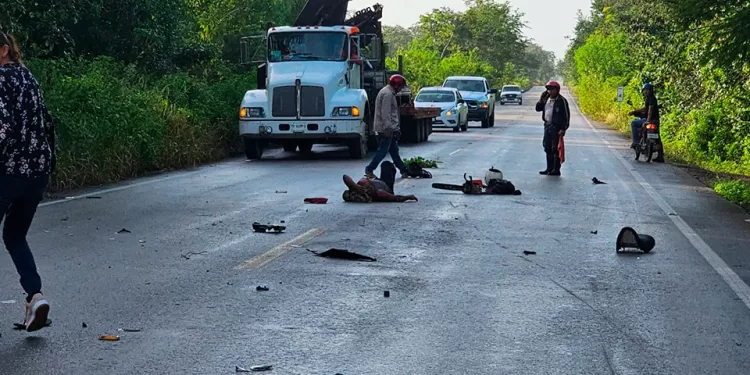 “Auto fantasma” arrolla a dos personas que viajaban al puerto de Chiquilá