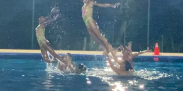 Para despedir el año, sirenas y tritones de Solidaridad realizan exhibición de natación artística