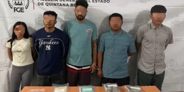 Capturan en Cancún a cinco presuntos narcomenudistas que se desplazaban en auto de lujo
