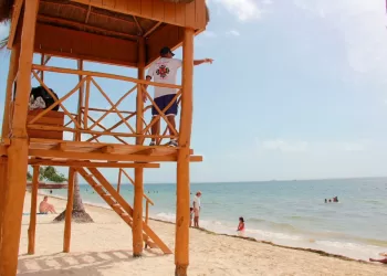 Refuerzan la vigilancia para bañistas que visitan las playas de Cancún