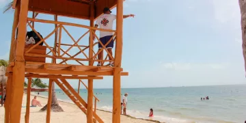 Refuerzan la vigilancia para bañistas que visitan las playas de Cancún