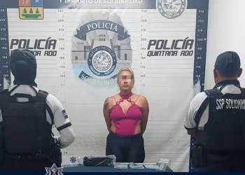 Sorprenden a una mujer cuando manipulaba drogas