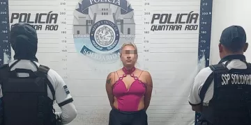 Sorprenden a una mujer cuando manipulaba drogas