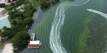 Construyen más palafitos en la Laguna Nichupté de Cancún