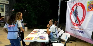 Distribuyen en la zona turística de Playa del Carmen folletos para la prevención del trabajo infantil
