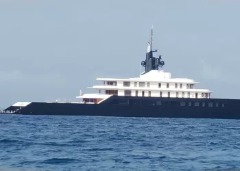 Anclado en la Bahía de Cancún el yate más lujoso del mundo