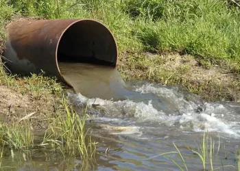 Tratamiento de aguas insuficiente para manejar todas las descargas 