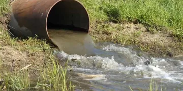 Tratamiento de aguas insuficiente para manejar todas las descargas 