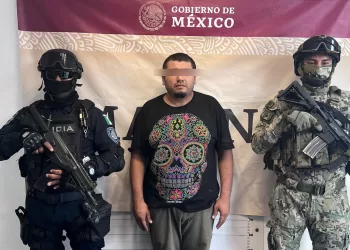 Capturan en Cancún a agresivo motociclista armado y con droga