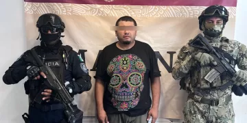 Capturan en Cancún a agresivo motociclista armado y con droga