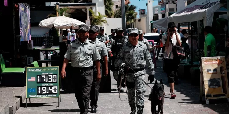 Movilización policiaca en zona hotelera de Cancún por desaparición de esposa de futbolista colombiano