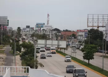 Desmantelan espectaculares en el bulevar Colosio de Cancún