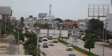 Desmantelan espectaculares en el bulevar Colosio de Cancún