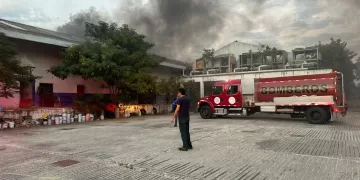 Se incendia en Cancún inmueble abandonado del ISSSTE