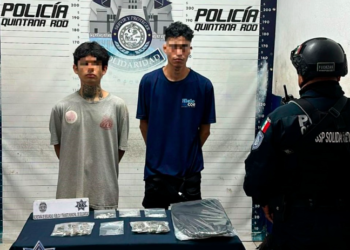 Asegurada en Solidaridad, una pistola hechiza, réplica de arma de fuego, droga y cinco individuos