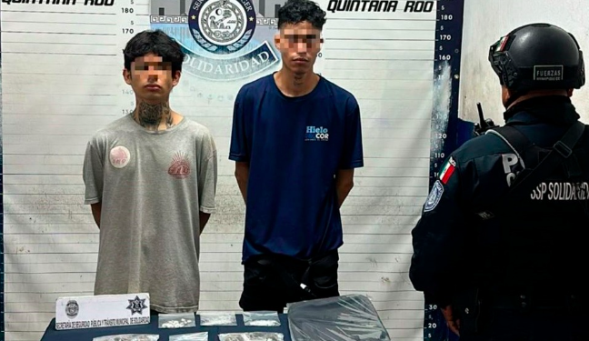 Asegurada en Solidaridad, una pistola hechiza, réplica de arma de fuego, droga y cinco individuos