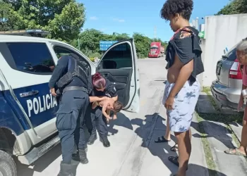 Mujer Policía de Puerto Morelos auxilia a bebé extranjero a punto de asfixiarse