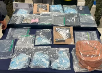 Aseguradas cinco personas, tres armas de fuego y cerca de un millar de dosis de drogas