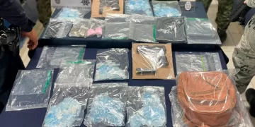 Aseguradas cinco personas, tres armas de fuego y cerca de un millar de dosis de drogas