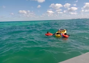 Personal de la naval auxilia a dos personas cuyo kayak volcó