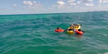Personal de la naval auxilia a dos personas cuyo kayak volcó