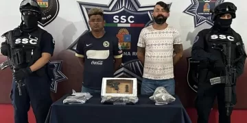 Sorprendidos con una pistola par de narcomenudistas