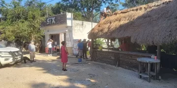 Por explosión de pirotecnia se incendia palapa en poblado de Macario Gómez en Tulum
