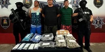 Detienen en Cancún a cuatro individuos cuando se repartían marihuana