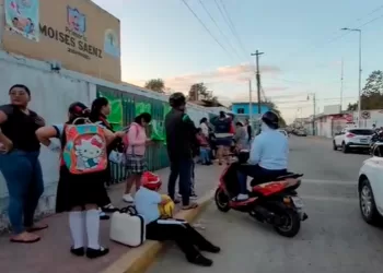 Padres de familia bloquean entrada de escuela en Felipe Carrillo Puerto por falta de maestro