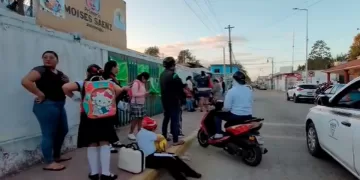 Padres de familia bloquean entrada de escuela en Felipe Carrillo Puerto por falta de maestro