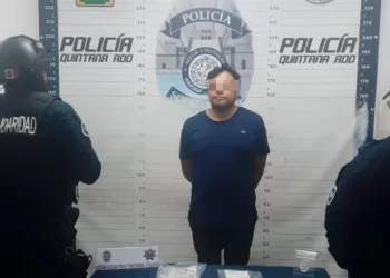 Aseguran a un sujeto que circulaba en un auto robado con placas sobrepuestas